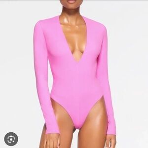 SKIMS Skims Fits Everybody Plunge Long Sleeve Bodysuit in Neon Orchid sizeMedium